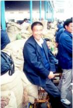 Mann auf chinesischem Kräutermarkt
